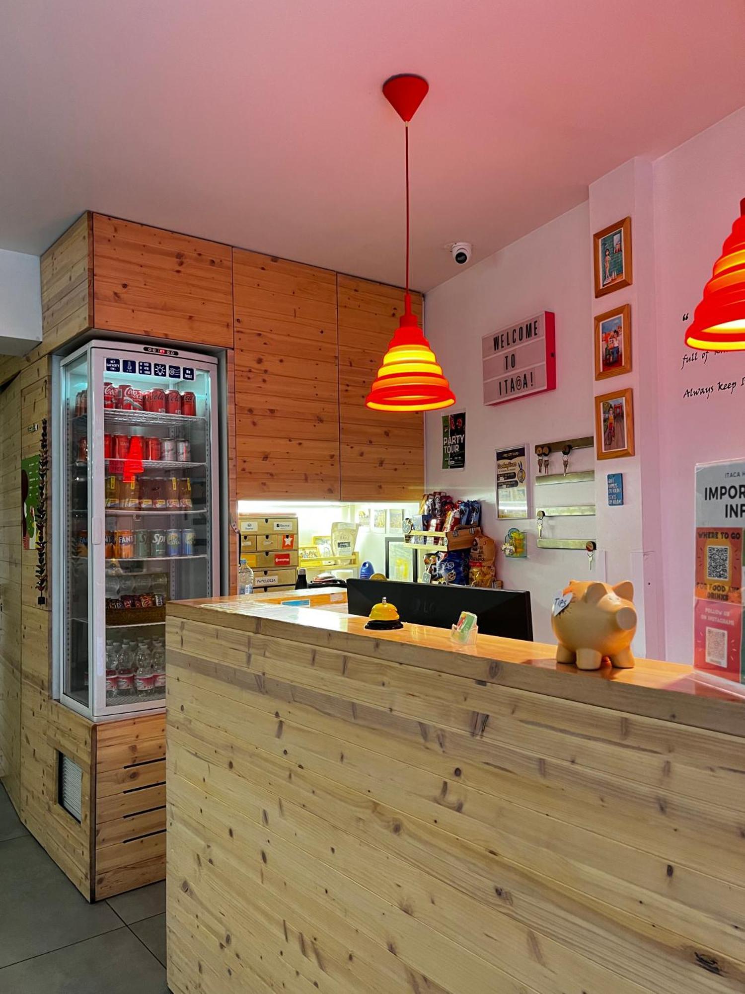 Itaca Hostel Барселона Экстерьер фото