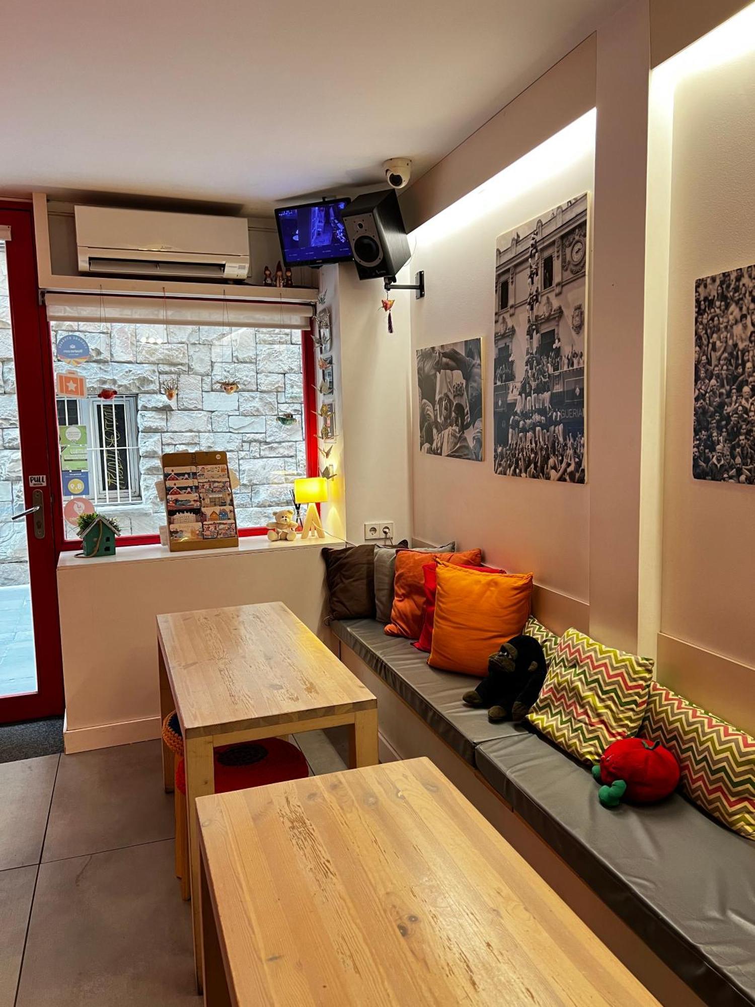 Itaca Hostel Барселона Экстерьер фото