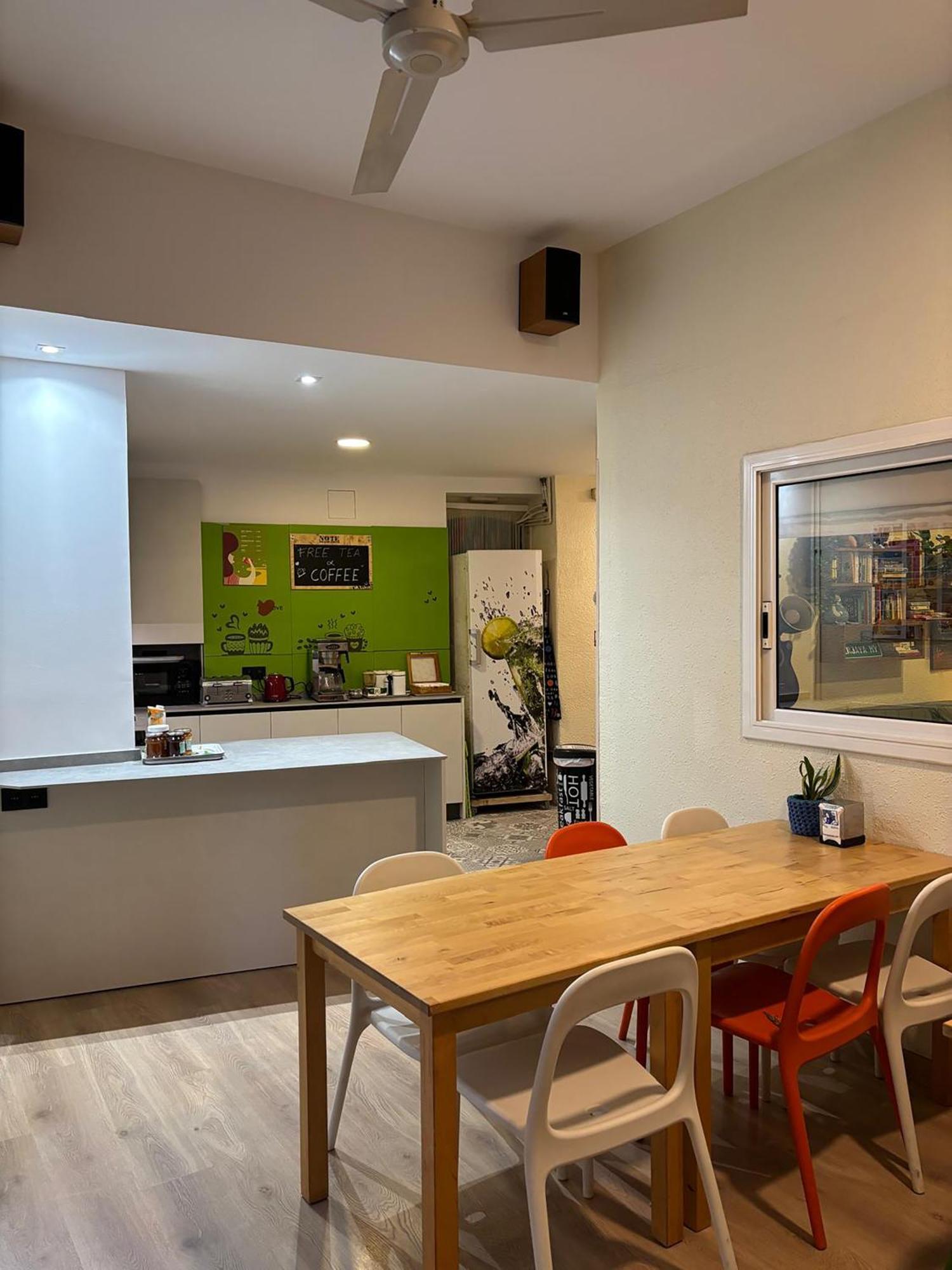 Itaca Hostel Барселона Экстерьер фото