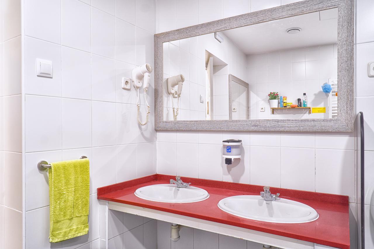 Itaca Hostel Барселона Экстерьер фото